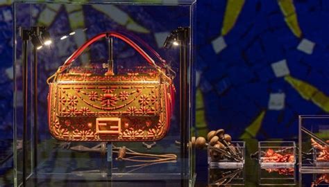 mani sul tavolo per mettere le borse fendi|Hand in Hand Fendi: le Baguette che celebrano il savoir faire .